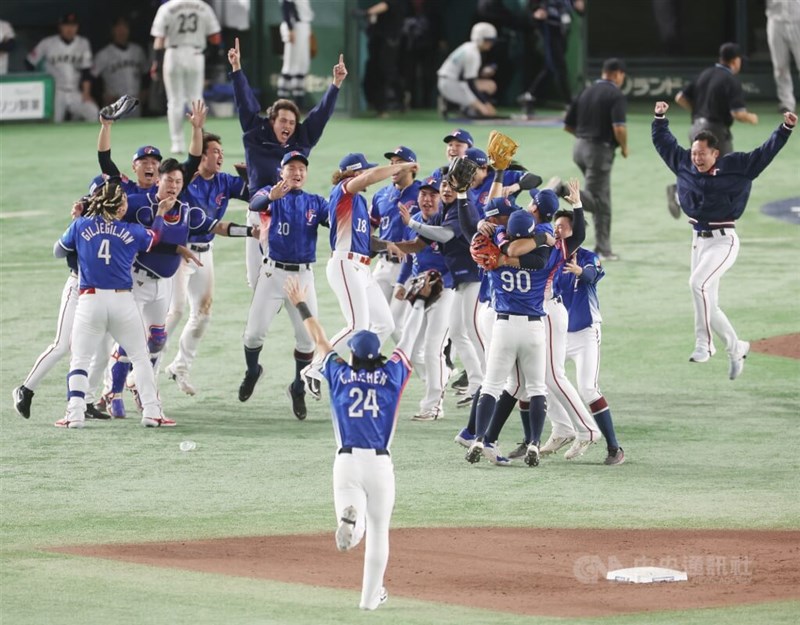 野球の国際大会「プレミア12」の決勝戦（2024年11月24日）で台湾が初優勝を決めた瞬間。キャプテンの陳傑憲（手前・背番号24）がフィールドにいるチームメートの下に駆け寄った＝東京ドームで中央社記者張新偉撮影