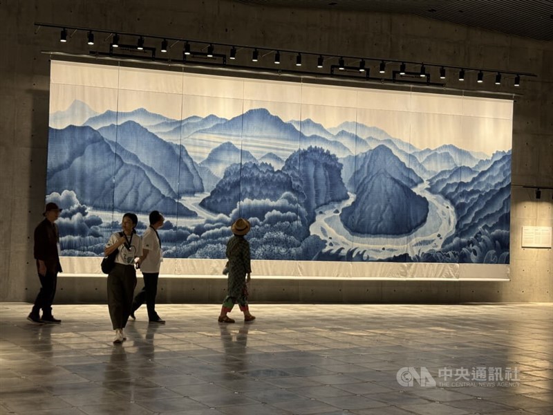 「We TAIWAN」で展示されている藍染めの大型作品「台湾母親河」＝大阪・VS.で中央社記者楊明珠撮影
