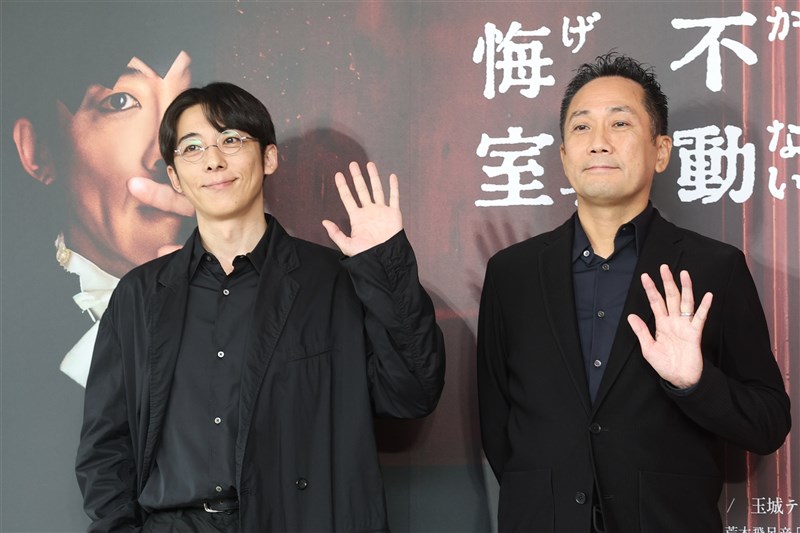 「岸辺露伴は動かない 懺悔室」のPRのため訪台した俳優の高橋一生（左）と渡辺一貴監督＝2025年8月3日、中央社記者呉家昇撮影