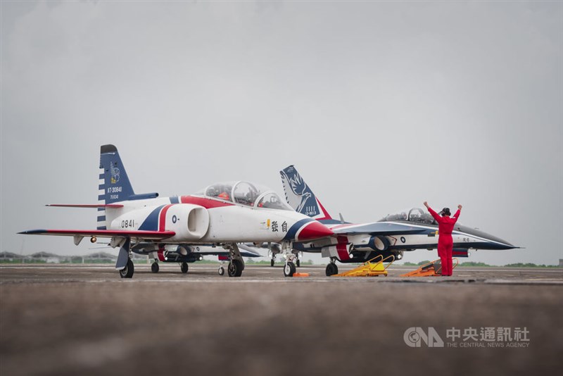 練習機AT3（左）と高等練習機の勇鷹＝8月5日、高雄市