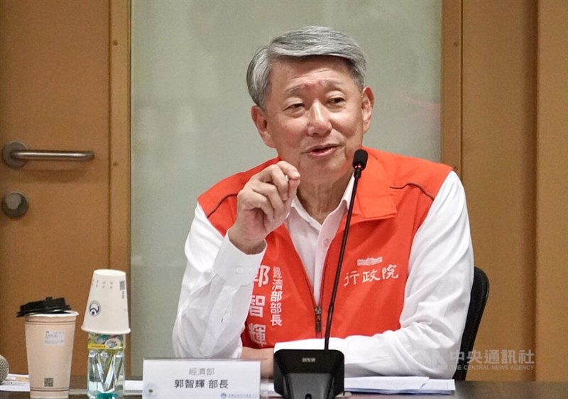精密機器や二輪車部品など各業界代表との座談会に臨む郭智輝経済部長＝8月4日、高雄市
