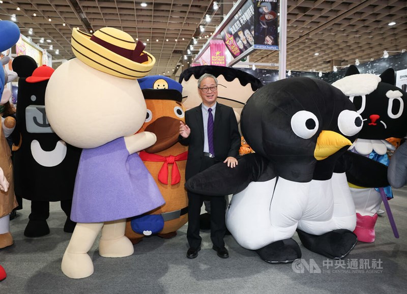 台湾の人気IPが集まる黒潮星楽園エリアを訪れる李遠文化部長＝8月5日、台北市
