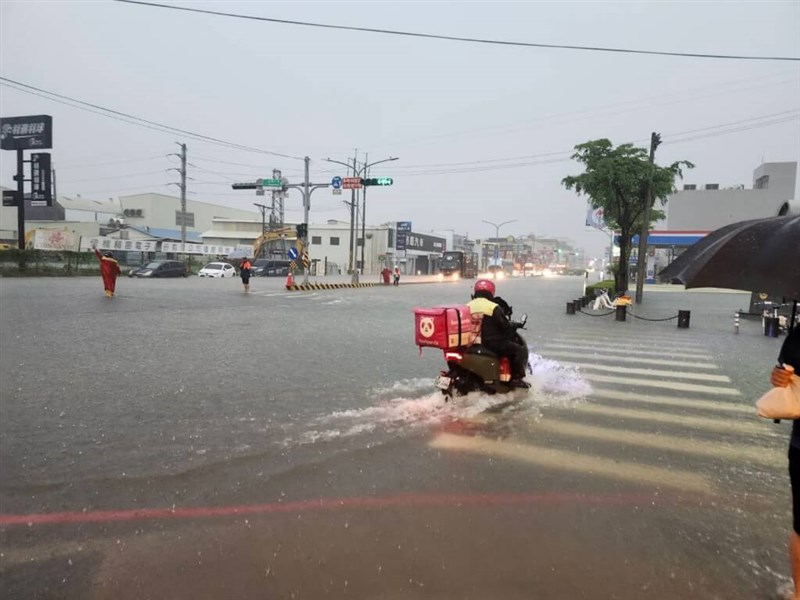 連日の大雨で冠水した南部・台南市内の道路＝8月2日に撮影（台南市消防提供）