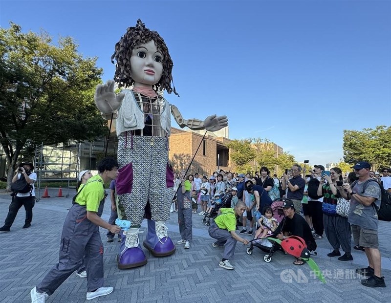 「We TAIWAN」のプログラムの一つとして大阪市中央公会堂東広場で上演された「アイラ：中之島の出会い」＝2025年8月2日、中央社記者楊明珠撮影
