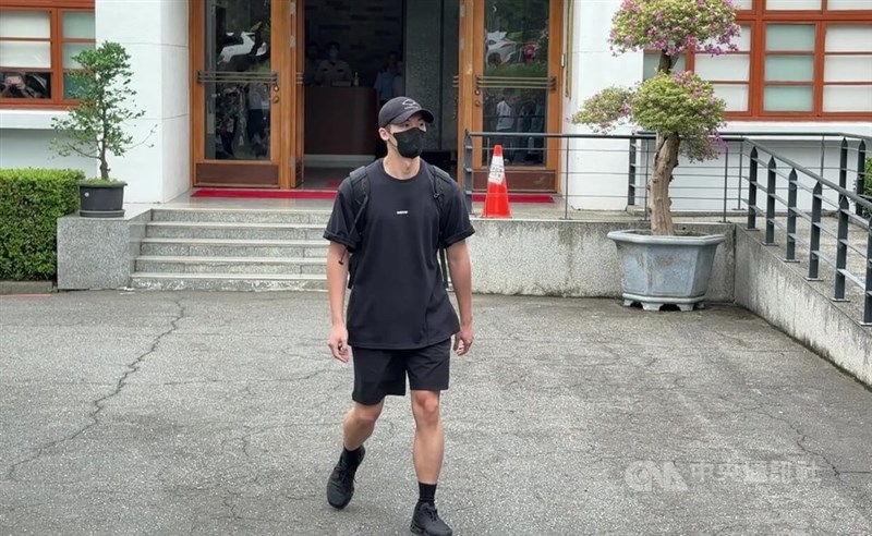 約1年の代替役の服務を終えて除隊した俳優のシュー・グァンハンさん＝8月6日、南投県