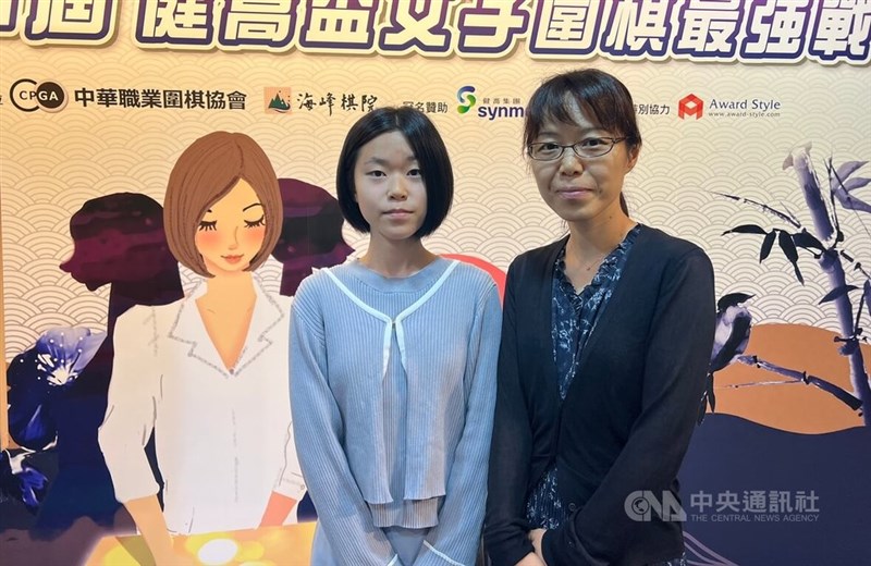 台湾の「健喬杯女子囲棋最強戦」に参戦する小林泉美七段（右）、張心澄二段＝8月6日、台北市
