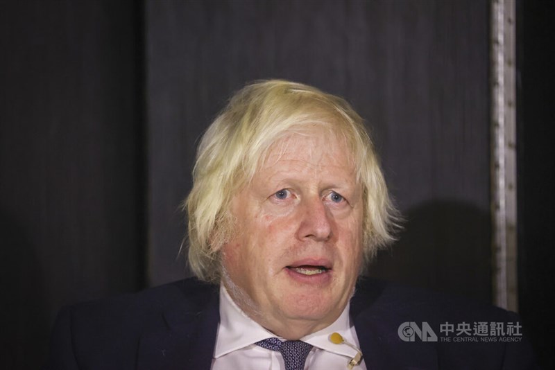 記者会見に臨む英国のジョンソン元首相＝8月5日、台北市