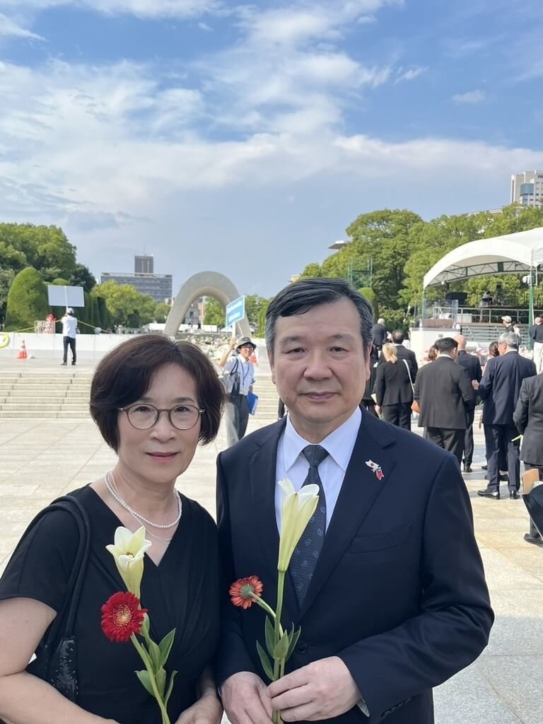 8月5日、原爆死没者慰霊碑を訪れて献花する李逸洋駐日代表夫妻