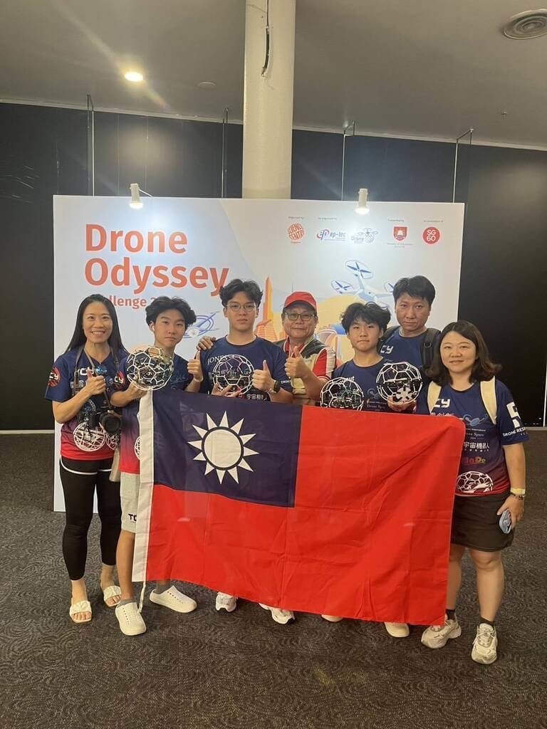シンガポールで開催されたドローンサッカーの大会で準優勝した台湾チーム「TCY」の選手と家族ら＝台湾無人機競技発展協会提供