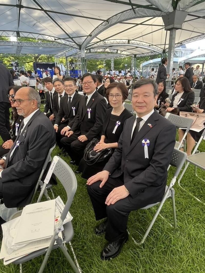 平和記念式典に参列した李逸洋駐日代表（右端）＝8月6日、広島市（駐日代表処提供）