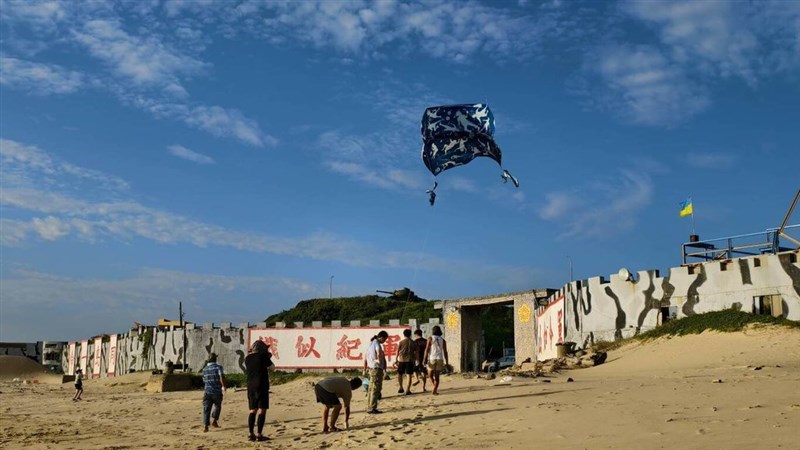 離島・連江県（馬祖）東莒島の空に舞うたこ。アーティストの木村崇人さんが手がけた＝8月6日に撮影（東莒小学校提供）