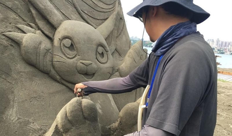 制作が進むデジモンのサンドアート作品＝新北市政府高灘地工程管理処提供