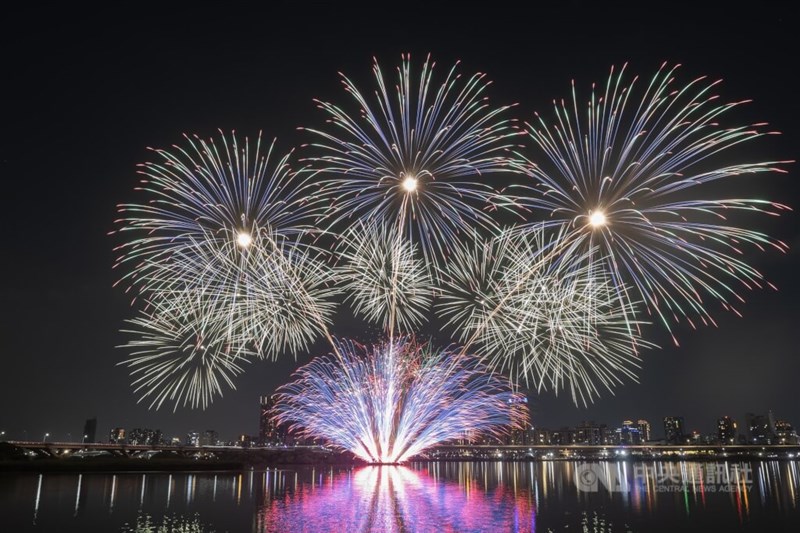 6日の台北の夜空を彩る花火