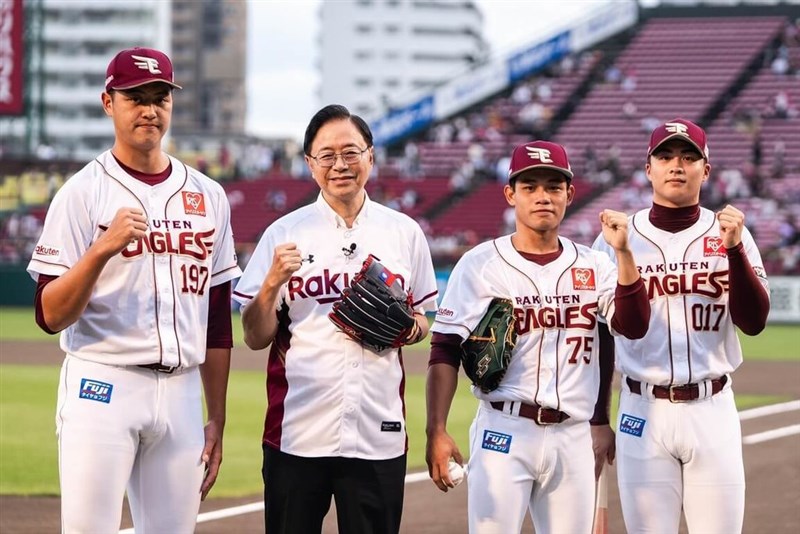 6日の東北楽天ゴールデンイーグルス対オリックスバファローズ戦のセレモニアルピッチに臨んだ（左から）蕭斉選手、桃園市の張善政市長、陽柏翔選手、王彦程選手（同市政府提供）