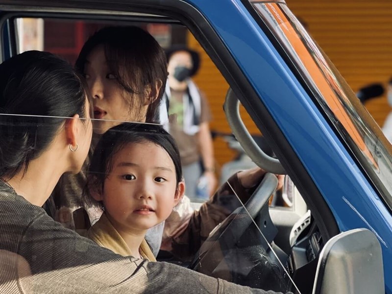 台湾映画「左撇子女孩」でシングルマザー役を演じたジャネル・ツァイ(奥)(光年映画提供)