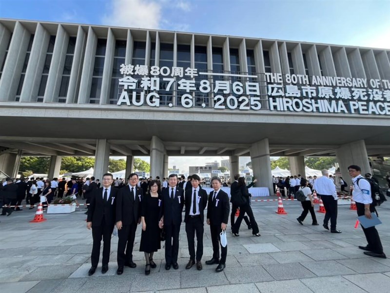 6日の平和記念式典に出席する李逸洋駐日代表(手前右から3人目)ら(駐日代表処提供)