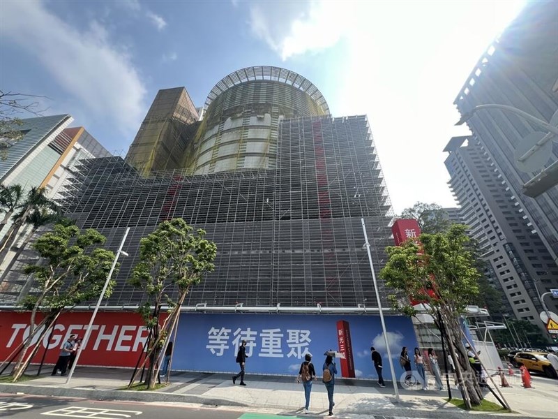 今年2月にガス爆発が起き、営業再開に向け工事が進む台中市の新光三越台中中港店＝2025年8月7日、中央社記者郝雪卿撮影