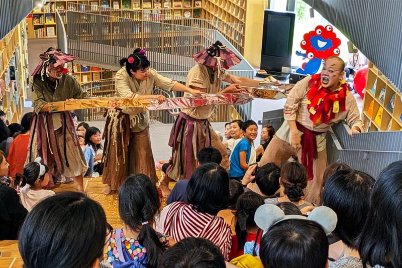 8日、大阪市の「こども本の森 中之島」で初演されたパントマイム「トラババ」（文化部提供）
