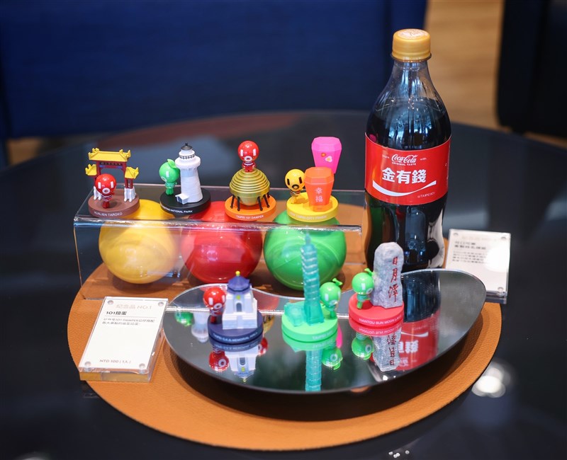 台北101の人気グッズ「台北101カプセルトイ」のフィギュアなど＝2025年8月6日、中央社記者王飛華撮影