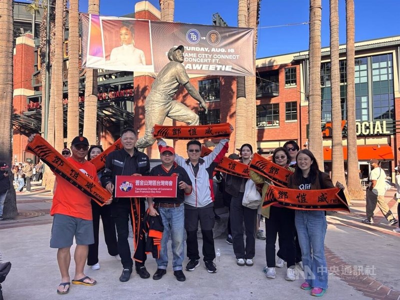 鄧を応援しようと球場に駆け付けた台湾のファンたち=8月8日、サンフランシスコ