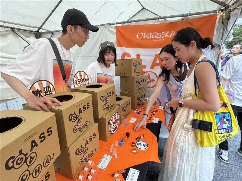 「W春池計画」のカプセルトイを販売するブース＝大阪市・中之島公園で2025年8月10日、中央社記者楊明珠撮影