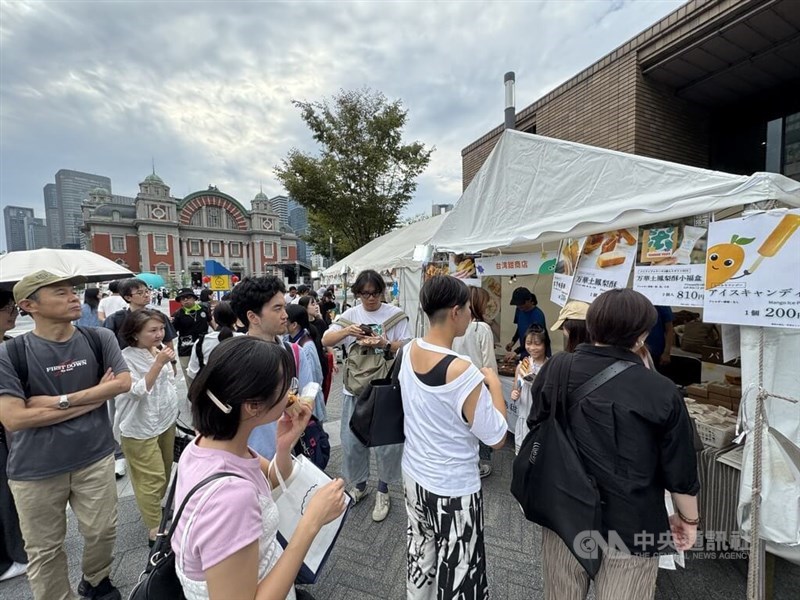 「TAIWAN PLUS」の会場は多くの人でごった返した=大阪・中之島公園で2025年8月10日、中央社記者楊明珠撮影