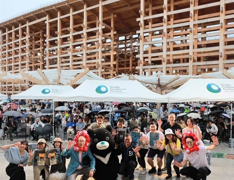 大阪・関西万博で10日に行われた台北観光PRイベントに登場した台北市のマスコット「熊讃」（中央）＝台北市政府観光伝播局提供