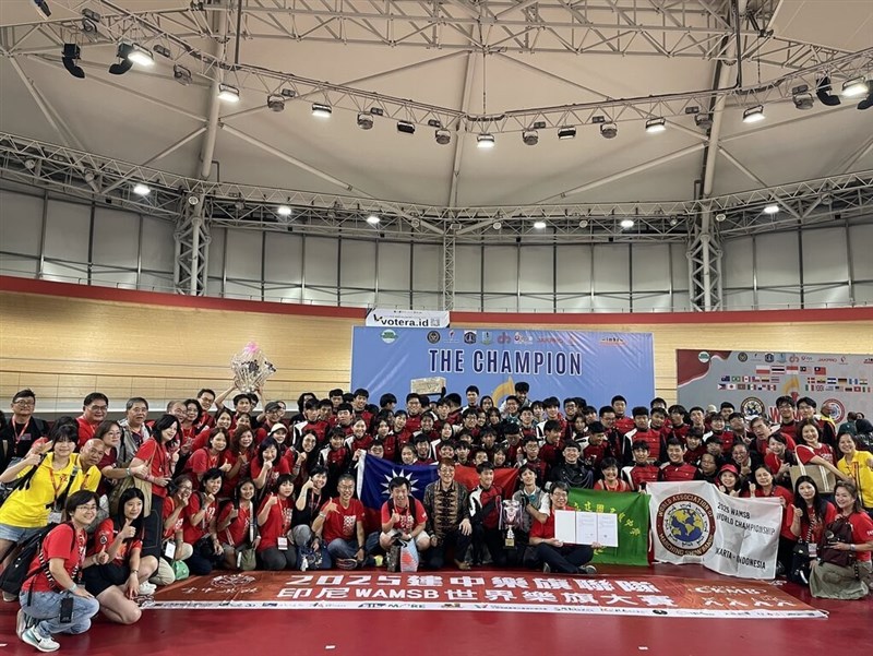 マーチングの世界大会で総合優勝に輝いた台北市立建国高校マーチングバンド＝8月10日、ジャカルタ（同バンド保護者後援会提供）