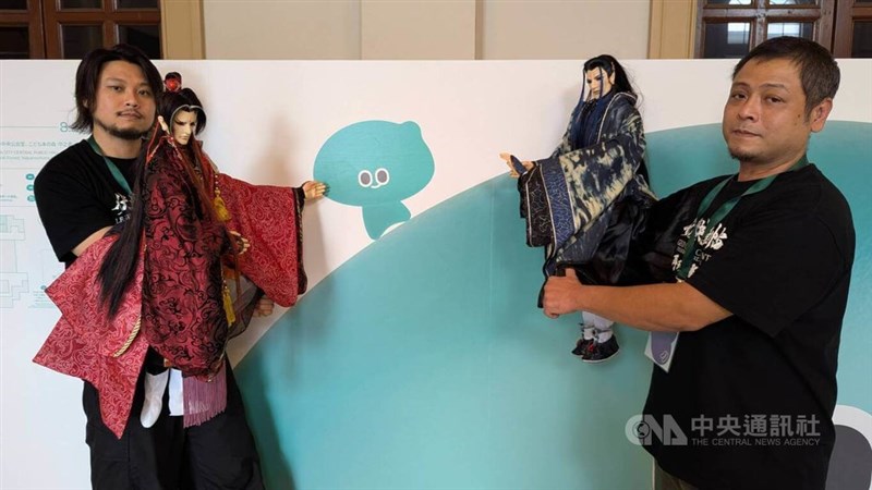 新勝景掌中劇団(Shinergy Puppet Show)の副団長の朱祥溥さん(左)と団長の朱勝珏さん