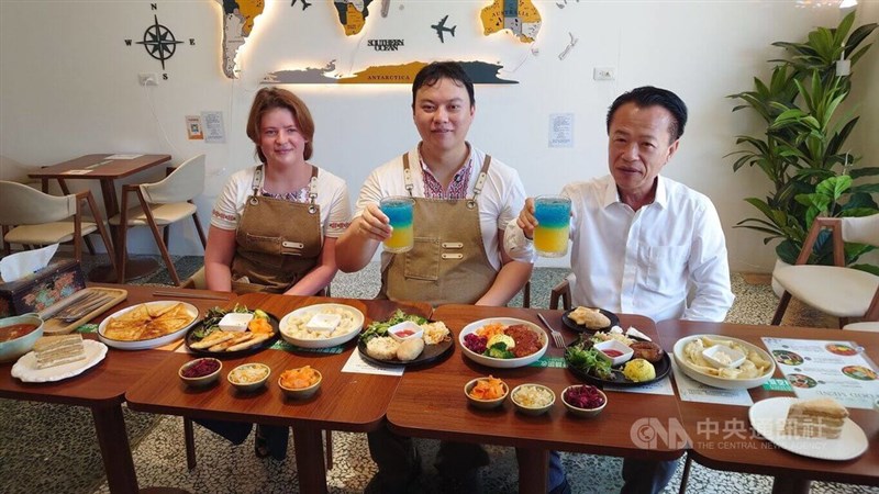 ウクライナ国旗をイメージしたドリンクを手にする翁章梁嘉義県長（右）＝2025年8月11日、中央社記者蔡智明撮影