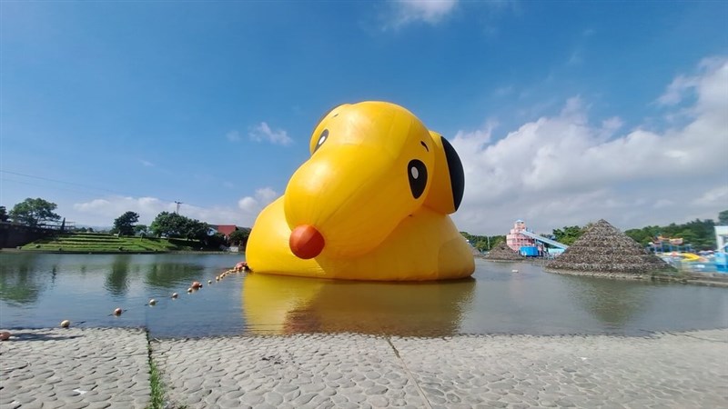 空気が抜かれている「スヌーピーダック」の巨大バルーン（読者提供）