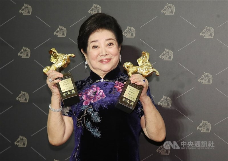 第57回ゴールデン・ホース・アワード（金馬奨）で主演女優賞と助演女優賞をダブル受賞したチェン・シューファンさん＝2020年11月21日、台北市