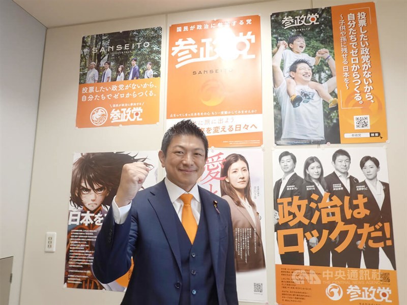 中央社のインタビューに応じる参政党の神谷宗幣代表＝7月31日、東京都