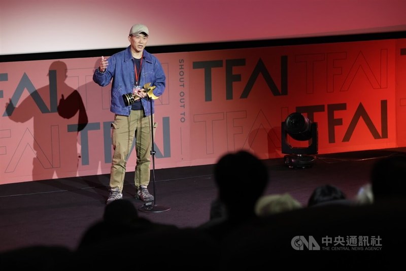 ドキュメンタリー映画「島から島へ」で金馬奨を受賞した廖克発監督＝3月28日、新北市