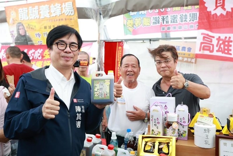 リュウガン蜂蜜のおいしさをPRする高雄市の陳其邁市長（手前左）＝高雄市政府提供