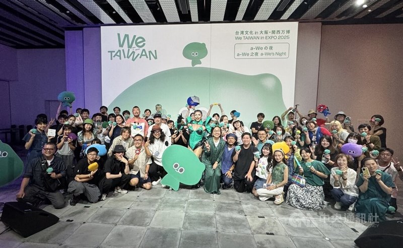 「We TAIWAN」のマスコット「a-We」(アウィー)のファンイベントの参加者ら=2025年8月16日、中央社記者楊明珠撮影