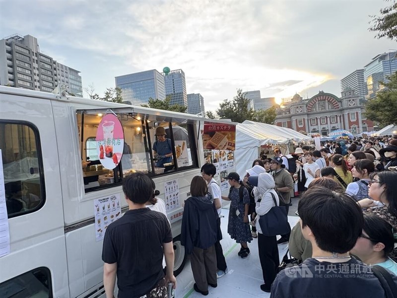 会場にはルーロー飯(滷肉飯)や台湾風冷やし中華の涼麺、台湾風フライドチキンのジーパイ(鶏排)など、台湾グルメのブースが集結=2025年8月16日、中央社記者楊明珠撮影