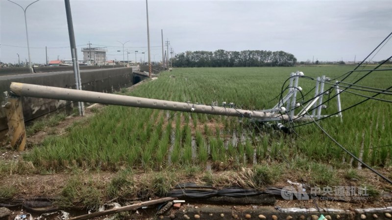 台風4号の影響で倒れた電柱＝南部・嘉義県（資料写真）