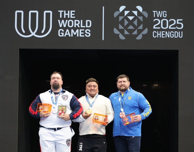 パワーリフティングのエクイップ部門男子スーパーヘビ級の楊森(中央)=中華オリンピック委員会提供