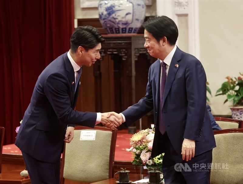 自民党青年局局長の中曽根康隆衆院議員（左）と握手を交わす頼清徳総統＝8月18日、台北市