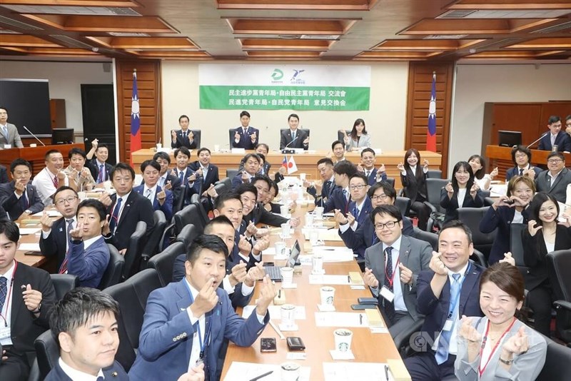 立法院での座談会でポーズを決める民進、自民両党青年局のメンバーら＝8月19日、台北市
