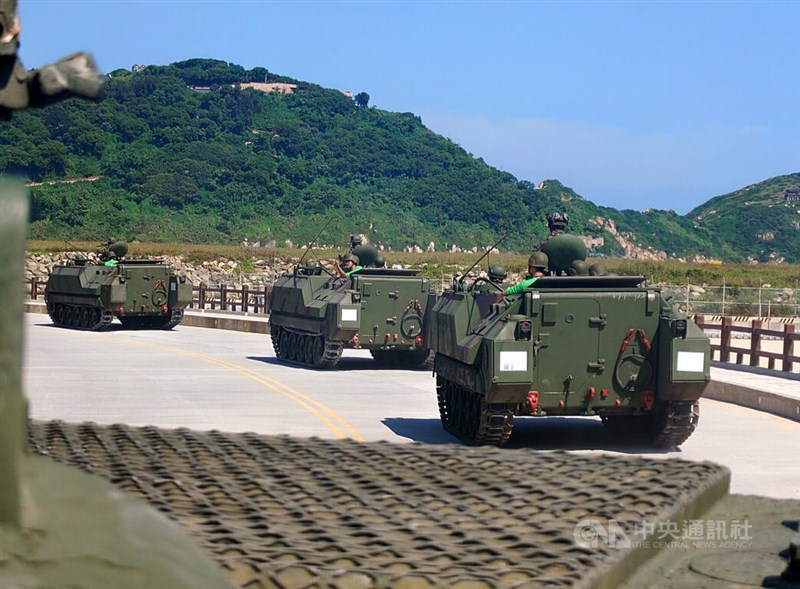 国防部が主催した夏休みキャンプの参加者が試乗した装甲車＝2025年8月19日、中央社記者潘欣彤撮影