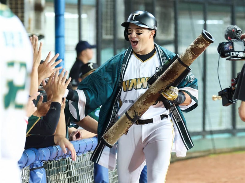 19日に今季1号2ランを放った台鋼ホークスの呉念庭（球団提供）
