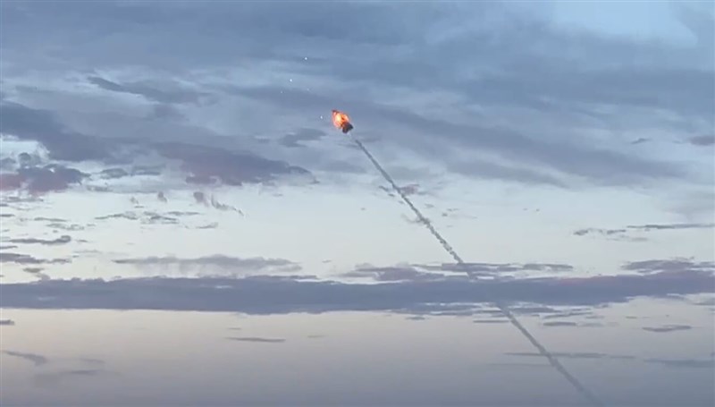 発射から数秒後に空中で爆発した地対空誘導弾パトリオット（PAC2）＝8月20日、屏東県（TaiwanADIZ提供）