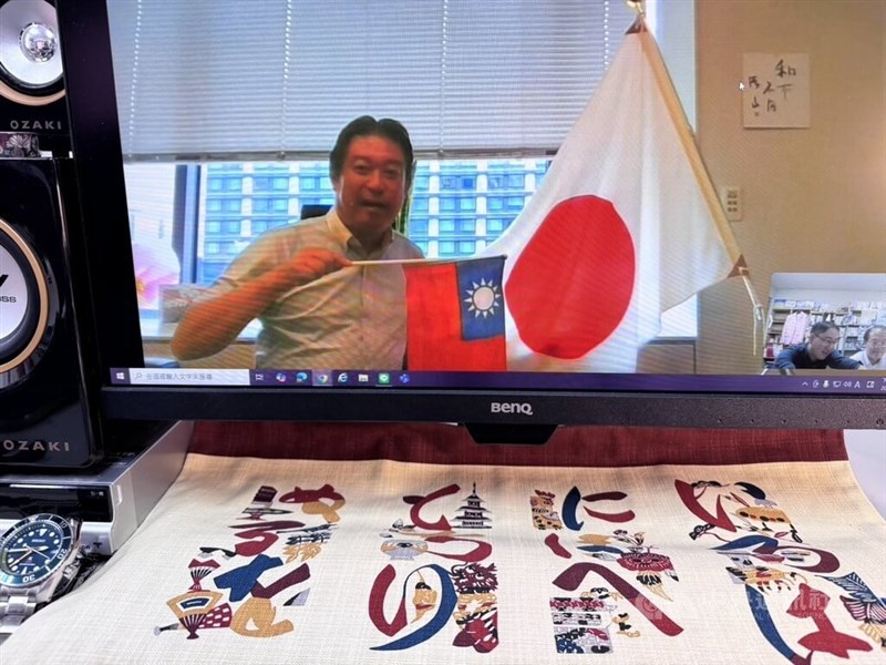 20日、オンラインで中央社のインタビューに応じる福島伸享衆院議員