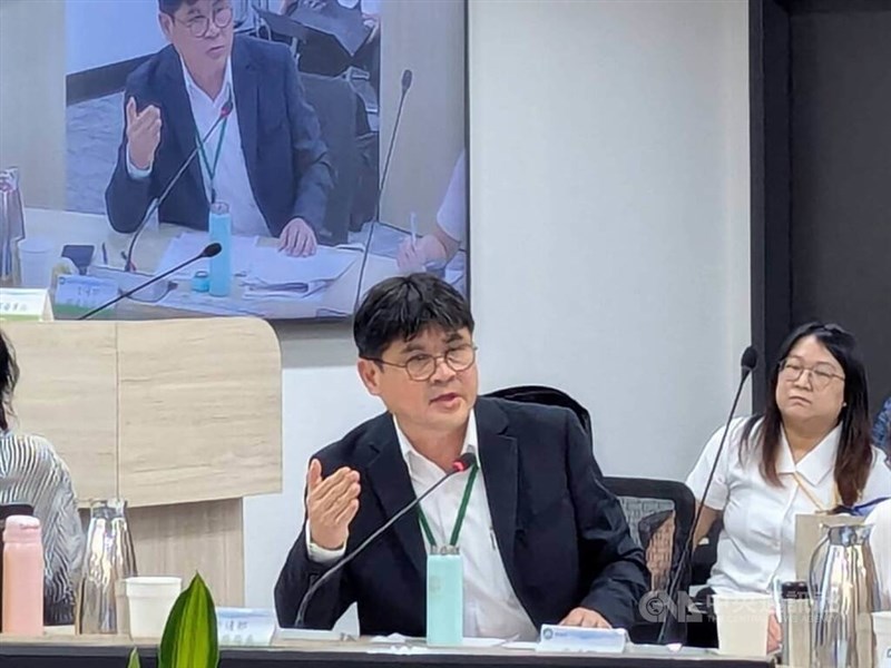 20日の環境影響評価（環境アセスメント）審査委員会に出席した鉄道局の楊正君局長（手前）