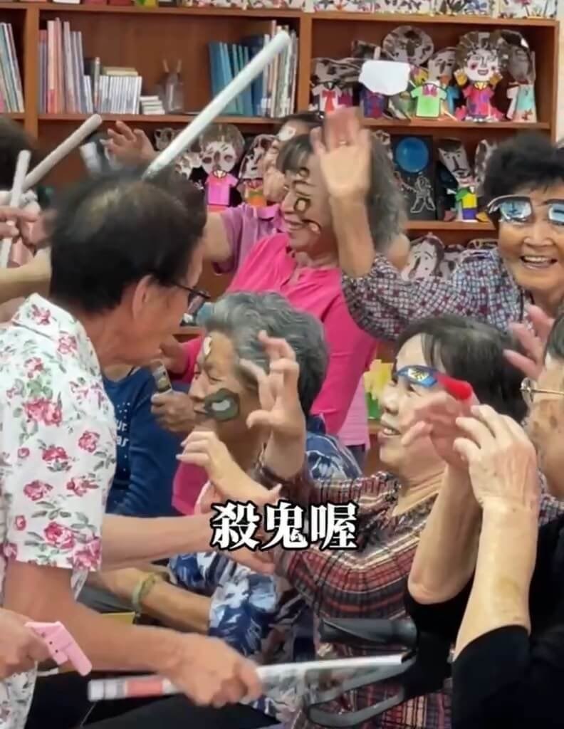 「鬼滅の刃」テーマの寸劇を演じる高齢者たち（全成社会福利基金会提供）