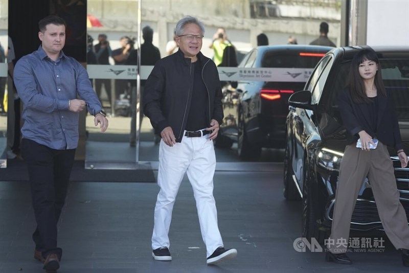 米半導体大手エヌビディアのジェンスン・フアン（黄仁勲）最高経営責任者（CEO、中央）＝2025年8月22日、台北松山空港で中央社記者徐肇昌撮影