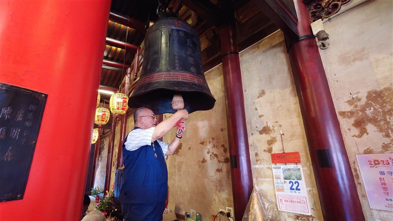 鐘を封印する新港奉天宮の何達煌董事長（会長）＝2025年8月22日、中央社記者蔡智明撮影