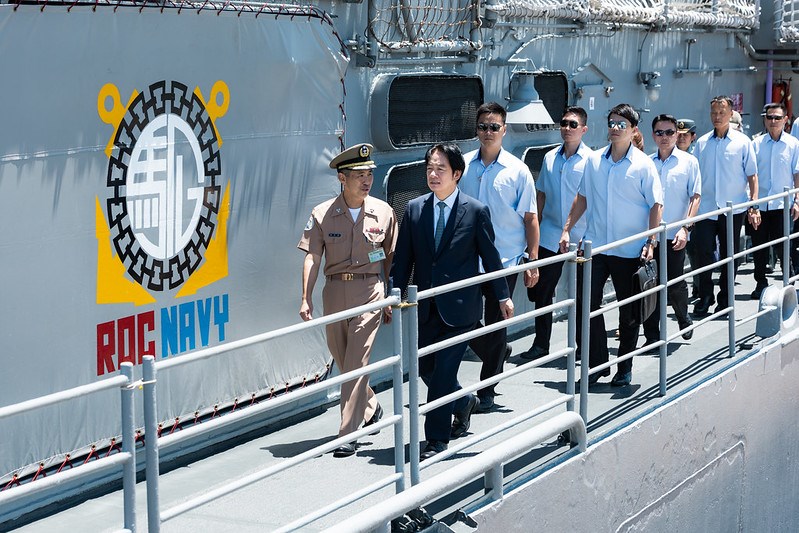 海軍艦隊指揮部168艦隊を視察する頼清徳総統（手前右）＝8月22日、宜蘭県（総統府）